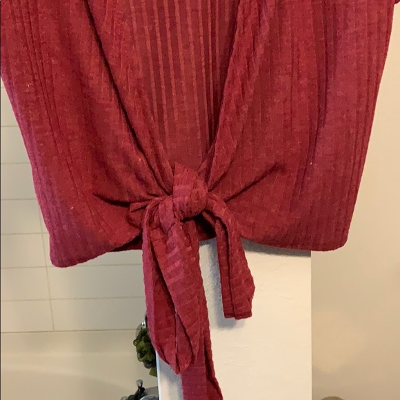 Short sleeves low cut crop top - Picture 2 of 4